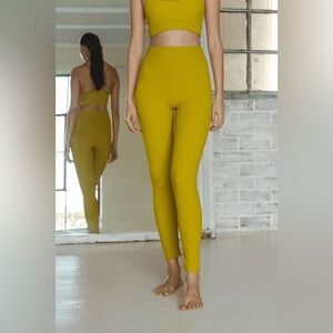 NWT- Montce- key lime micro scrunch classic legging- Size Medium